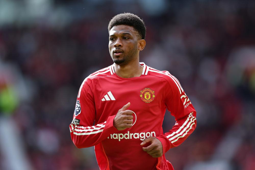 紧跟时事，韩国艺人在热刺vs纽卡看台模仿酷玩乐队观众出轨